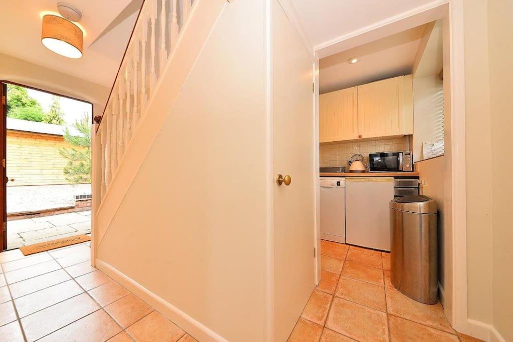 Quaint Victorian Coach House In Village Location