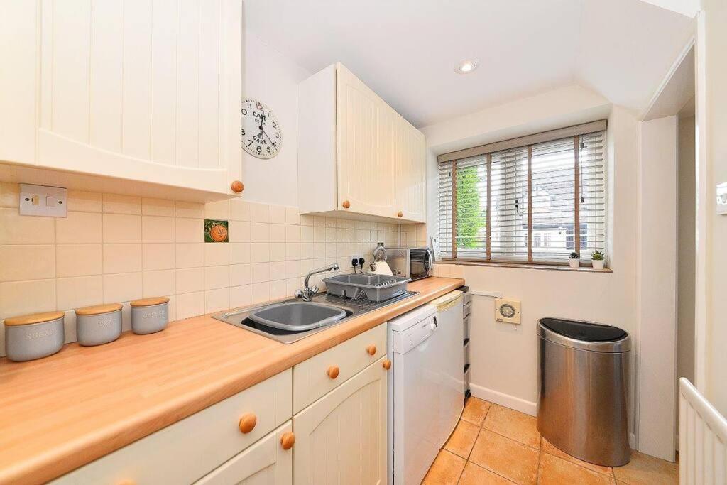 Quaint Victorian Coach House In Village Location
