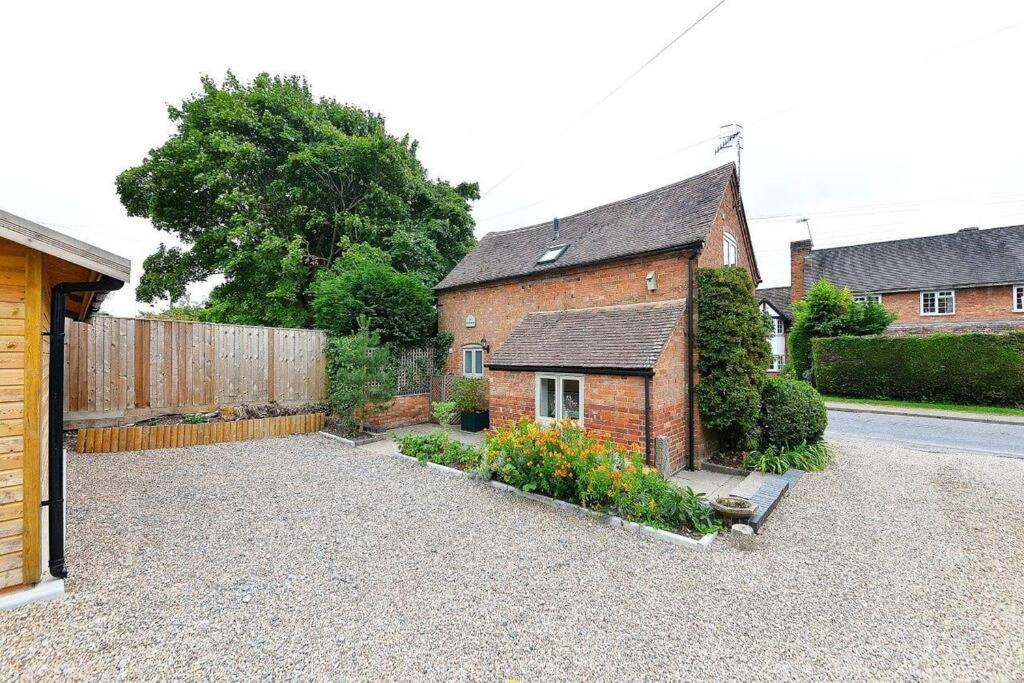 Holiday home Quaint Victorian Coach House In Village Location Great Alne
